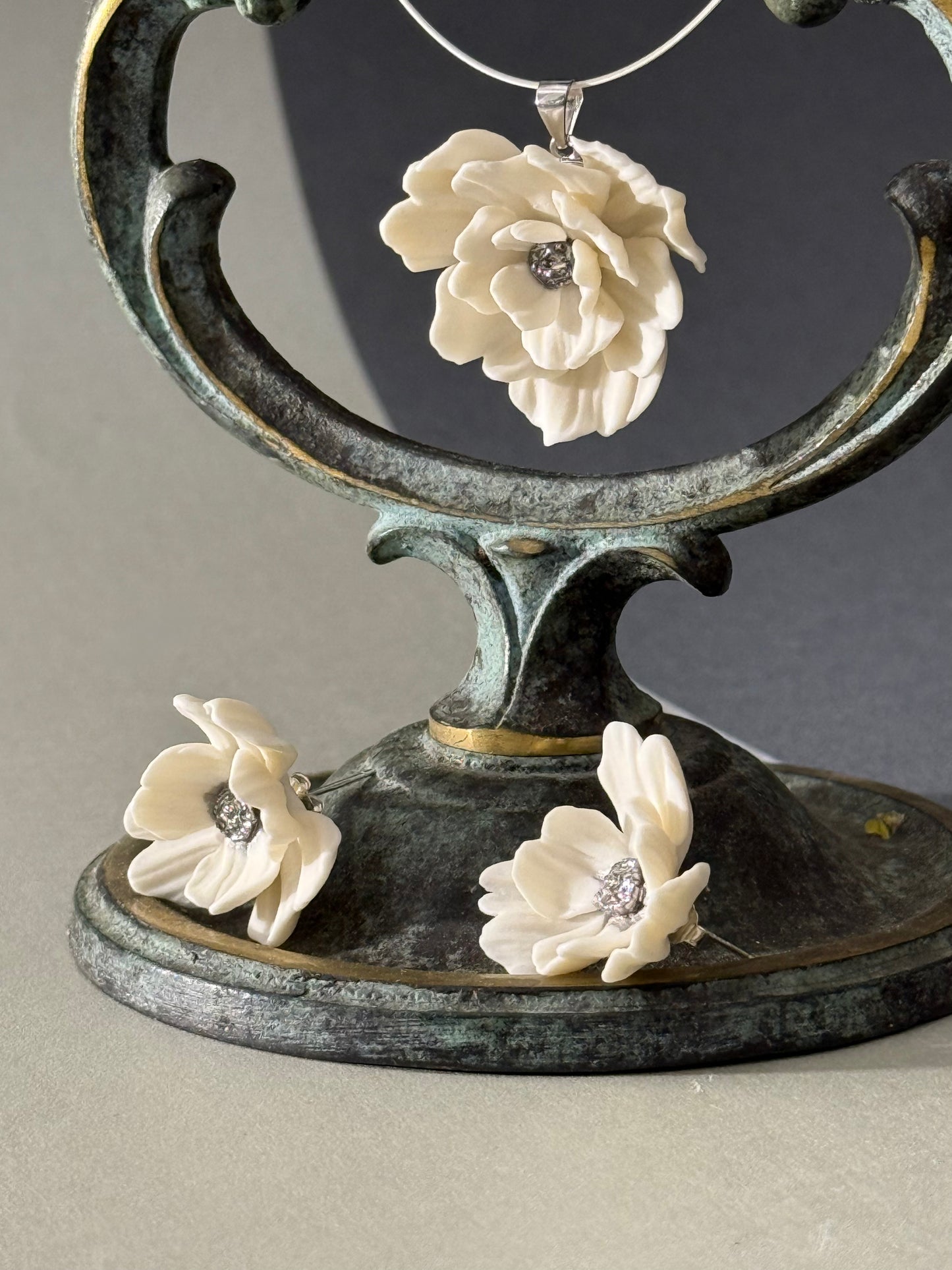 Wavy Petals with platinum core