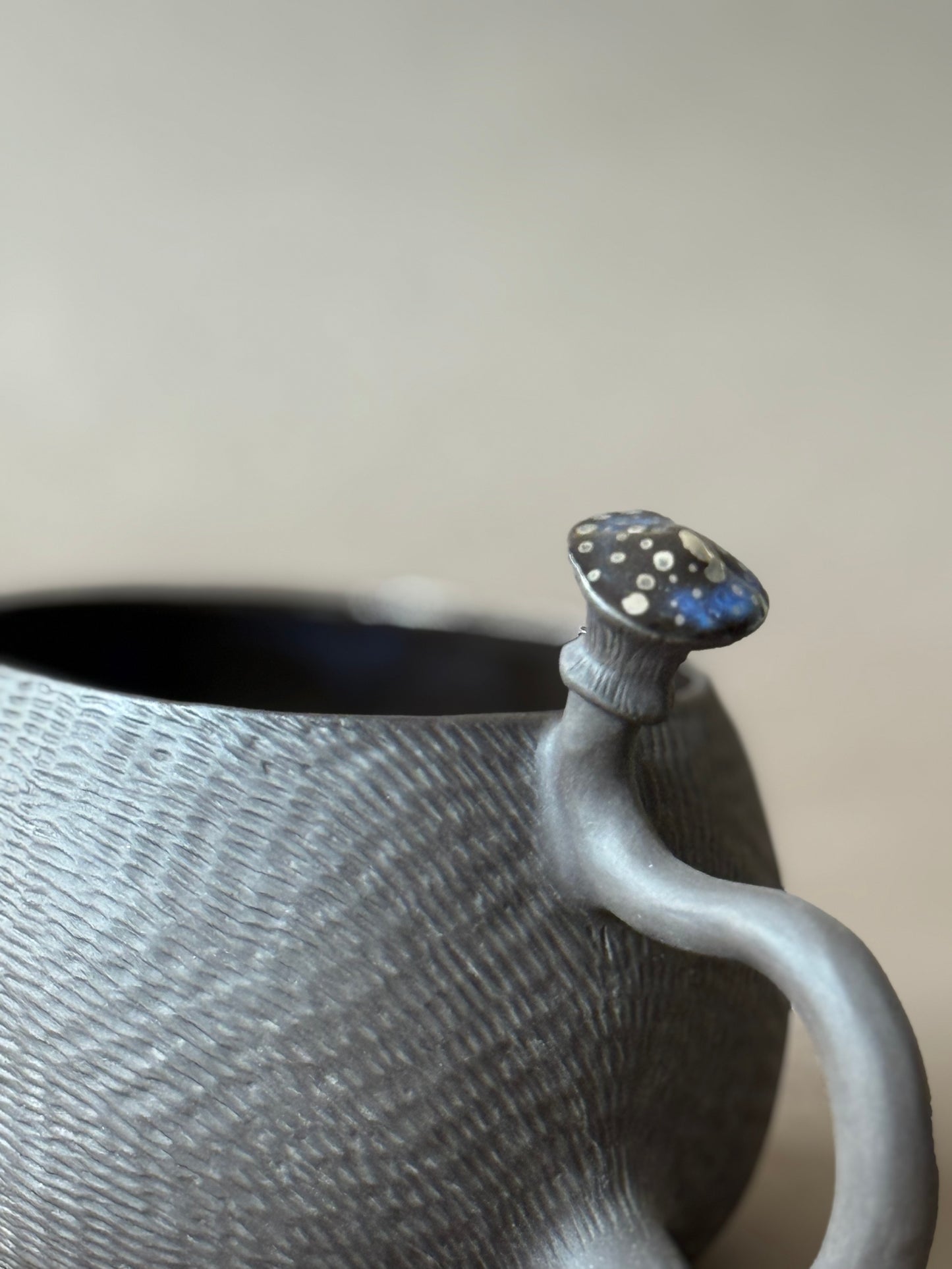 Semi-porcelain Hedgehog with platinum