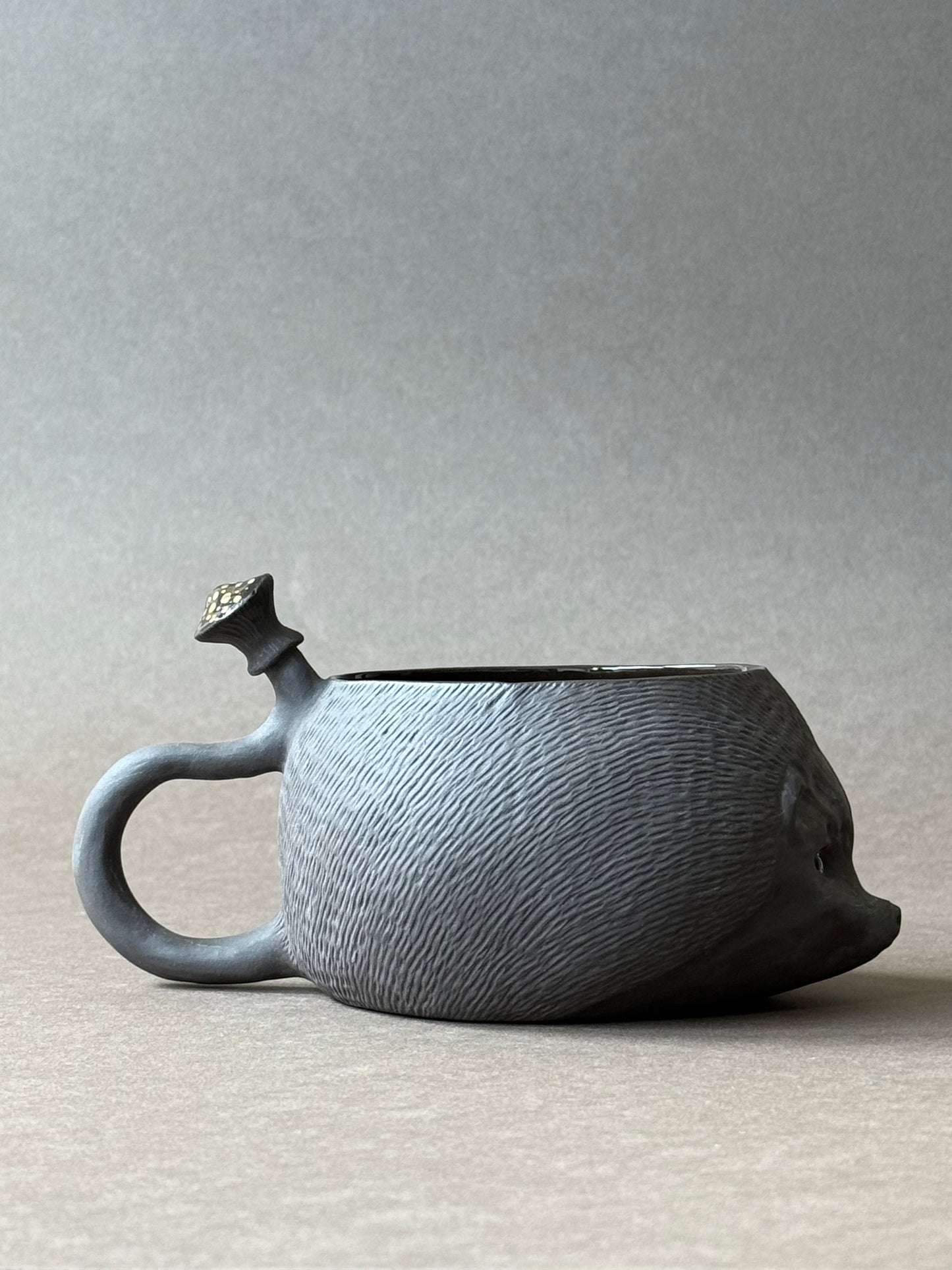 Semi-porcelain Hedgehog with gold